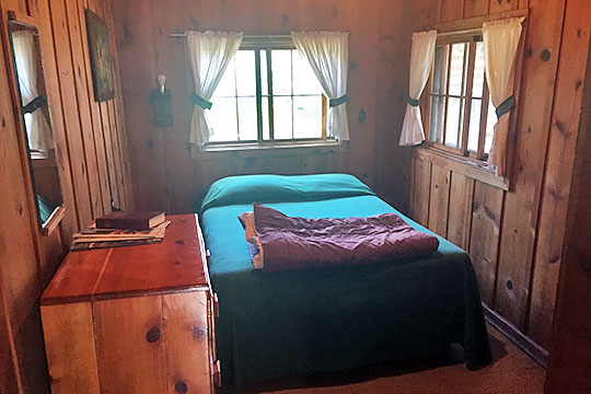 Chipmunk cabin lodging bedroom