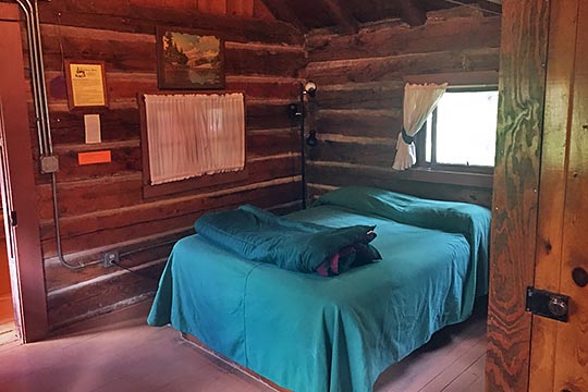 Linnet Cabin bedroom